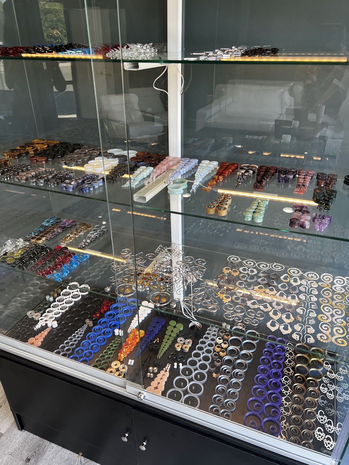Aura Piercing & Fine Jewelry, piercing studio in Studio City, CA