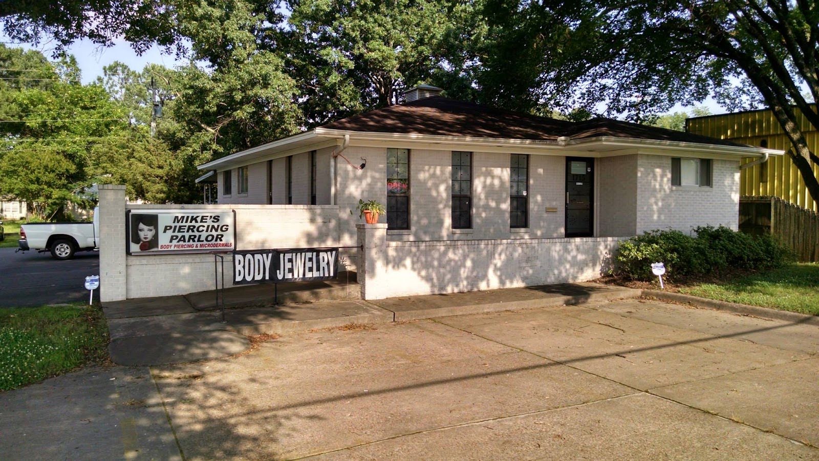 Mike's Piercing Parlor, piercing studio in Russellville, AR