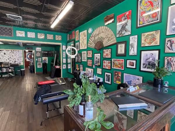 The Queen&rsquo;s Head Tattoo Parlour, tattoo shop in Los Angeles, CA